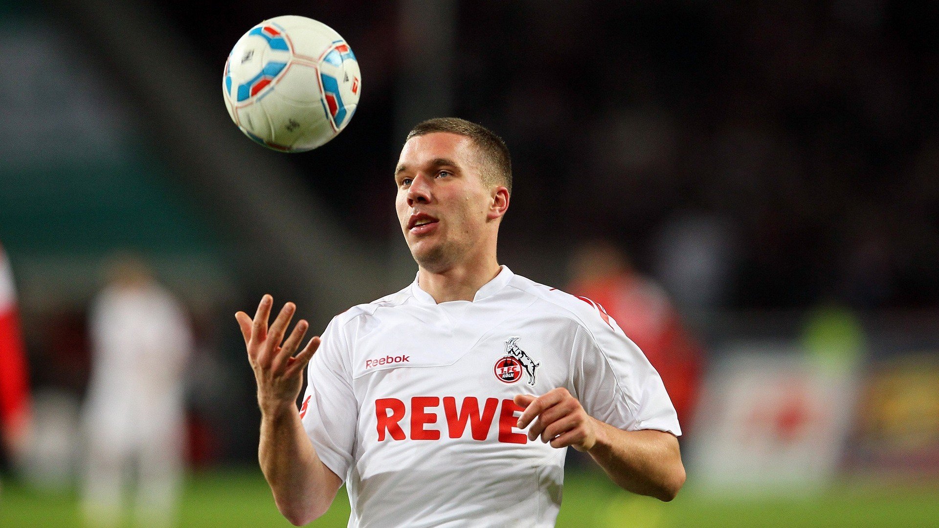 开云全站-赛场瞬间：第四节王强冷静投中致胜三分，北京瞬间欢腾！，王强采访视频全集